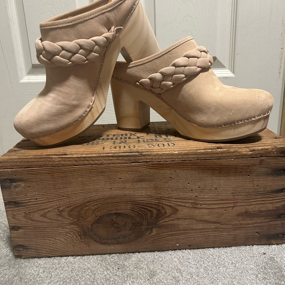 Women's Tan Braided Clogs